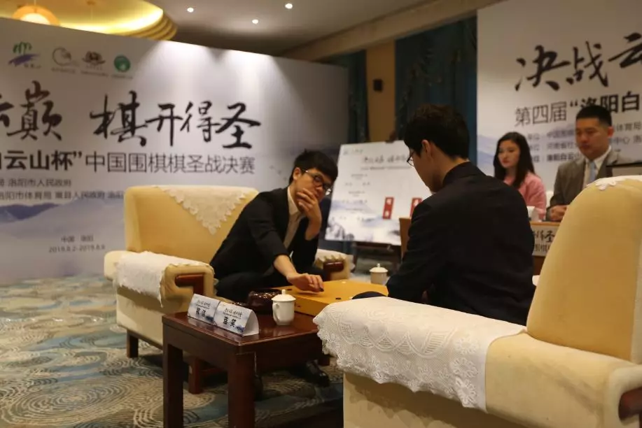 中国围棋棋圣战今日开赛，柯洁vs连笑对决白云山，首局连笑先拔头筹