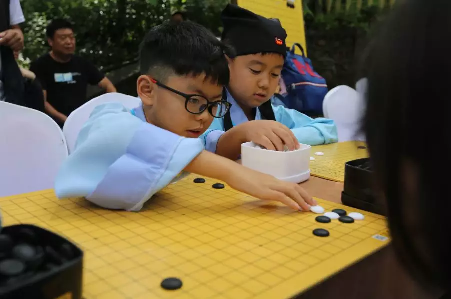 传承|世界冠军指导围棋小棋手