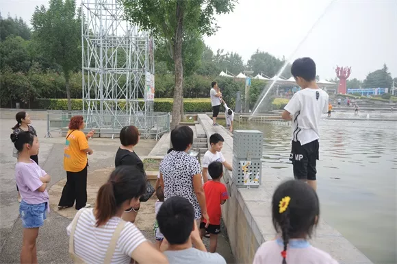 绿博园戏水池：孩子们的清凉水世界