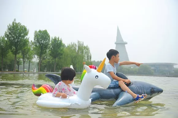 绿博园戏水池：孩子们的清凉水世界