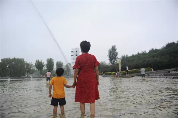 绿博园戏水池：孩子们的清凉水世界