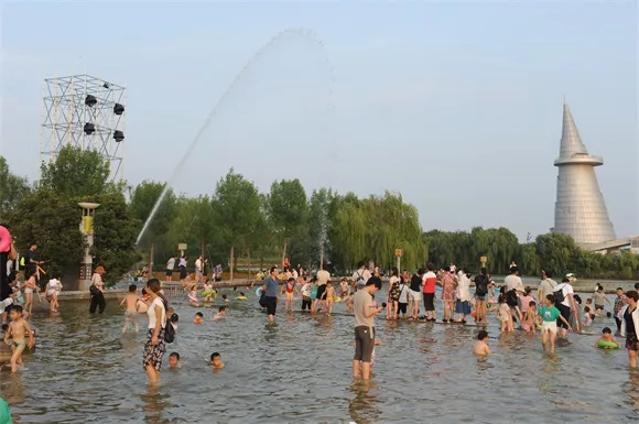 绿博园戏水池：孩子们的清凉水世界