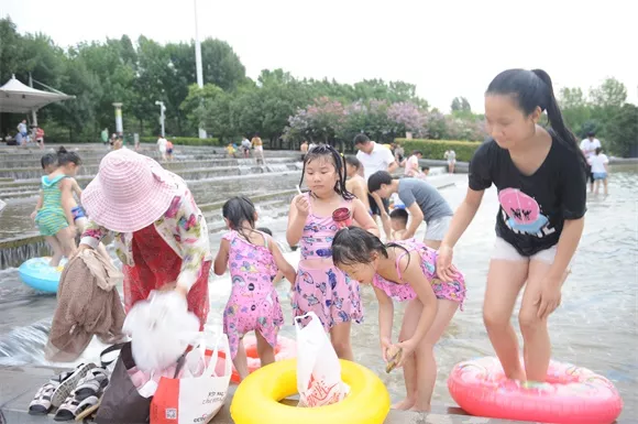 绿博园戏水池：孩子们的清凉水世界
