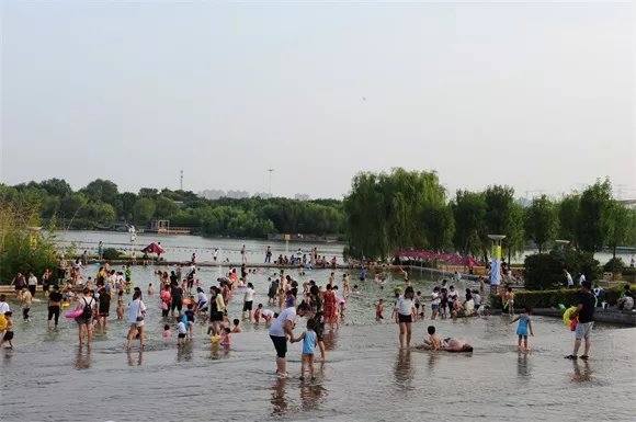 绿博园戏水池：孩子们的清凉水世界