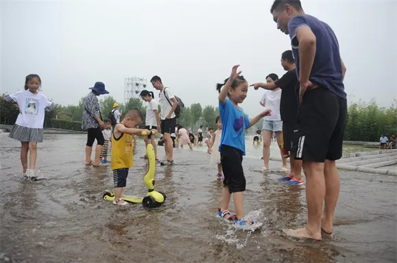 绿博园戏水池：孩子们的清凉水世界