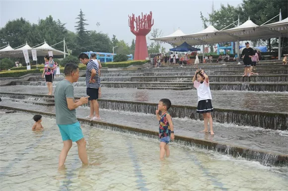 绿博园戏水池：孩子们的清凉水世界