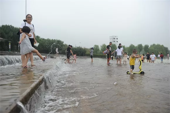 绿博园戏水池：孩子们的清凉水世界
