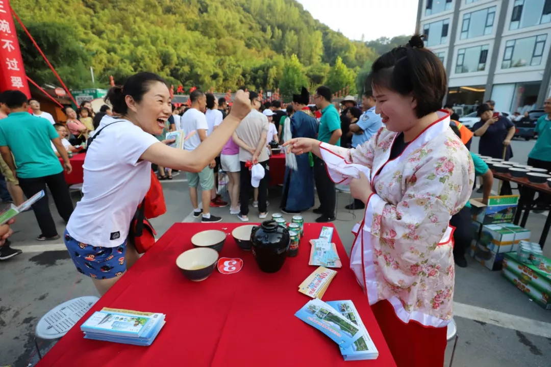 拳来拳往显神手，“豪杰”相聚重渡沟