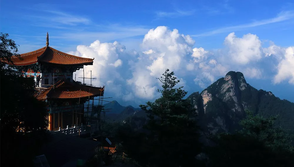 躲开暴风雨，来白云山看云