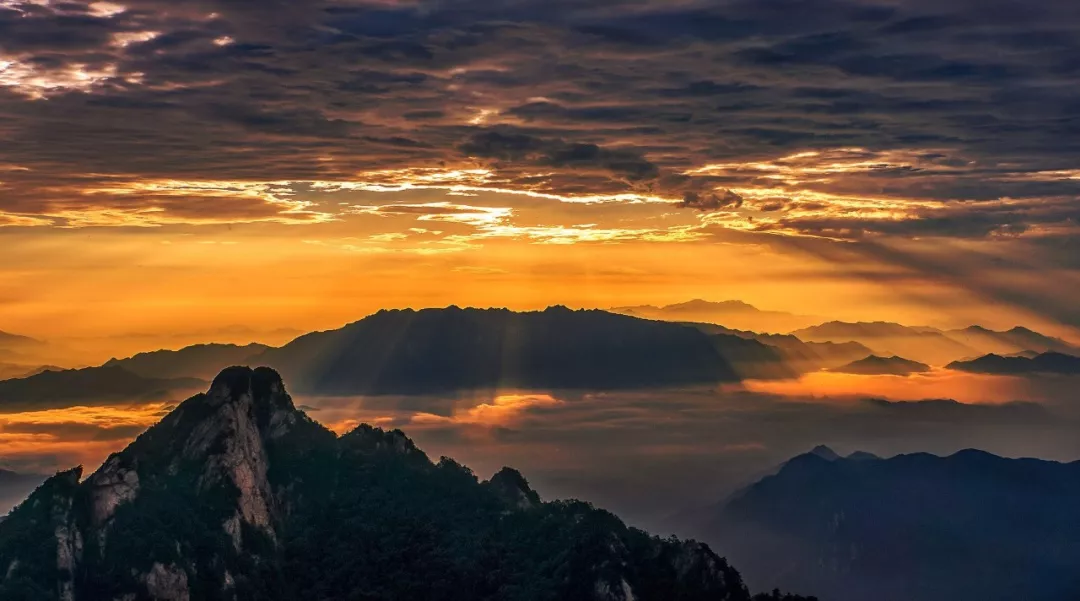 一览众山小，白云浮仙山