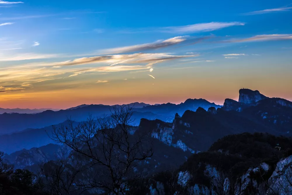 一览众山小，白云浮仙山