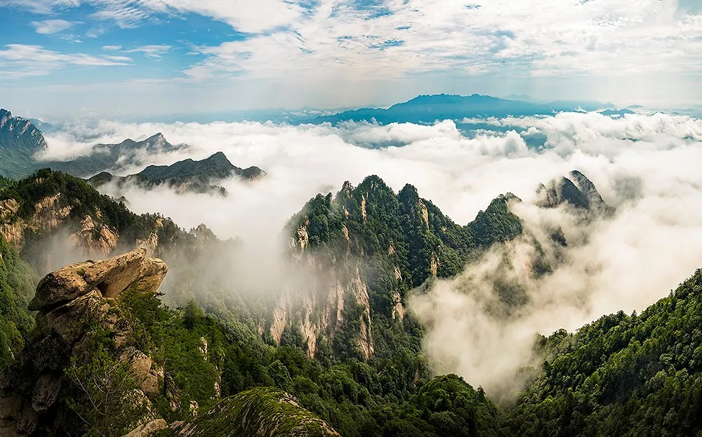 一览众山小，白云浮仙山