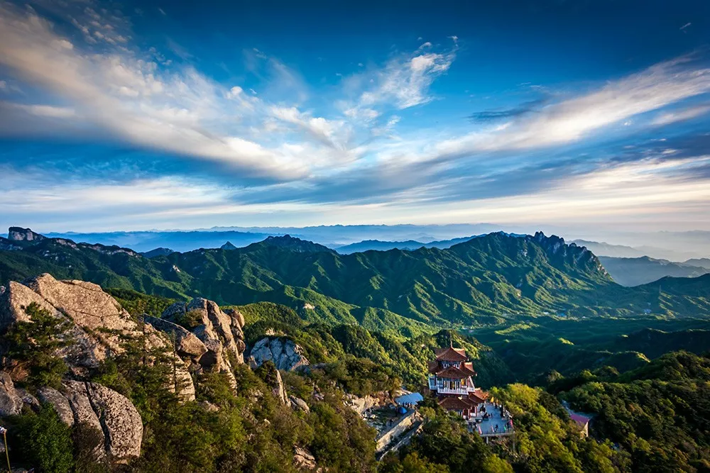 一览众山小，白云浮仙山