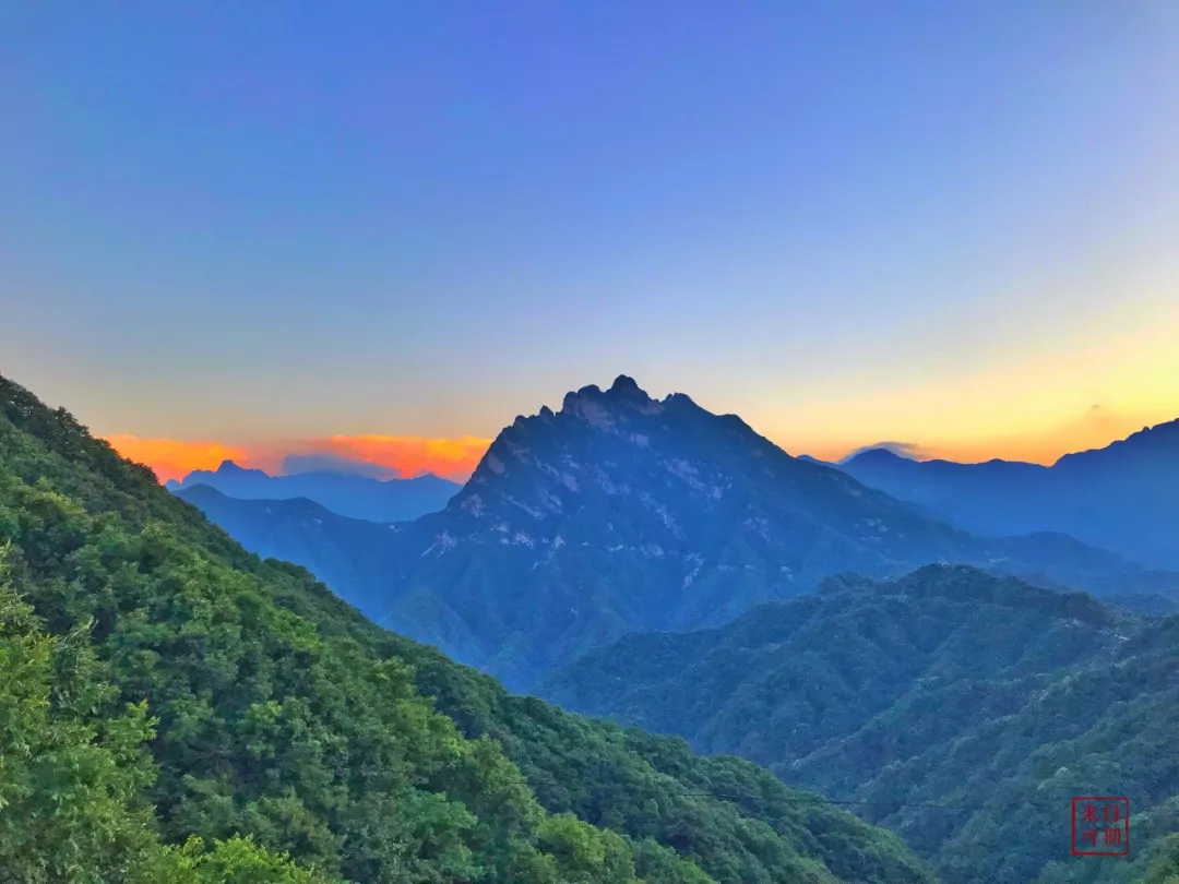 一览众山小，白云浮仙山