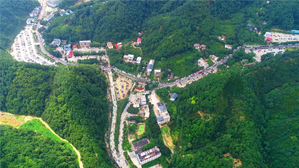 航拍直击丨高清图记录老君山客流高峰