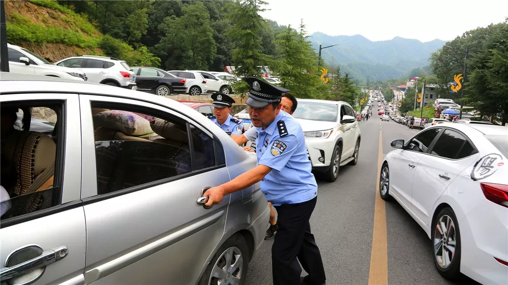 航拍直击丨高清图记录老君山客流高峰