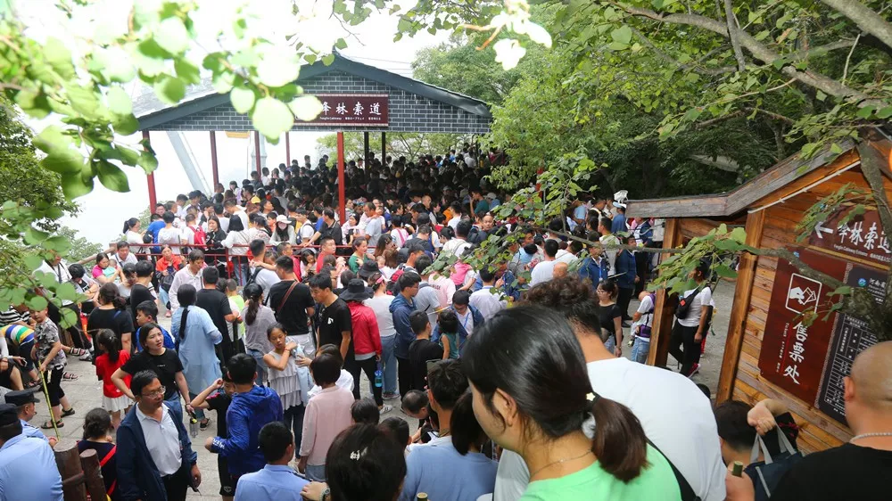 航拍直击丨高清图记录老君山客流高峰