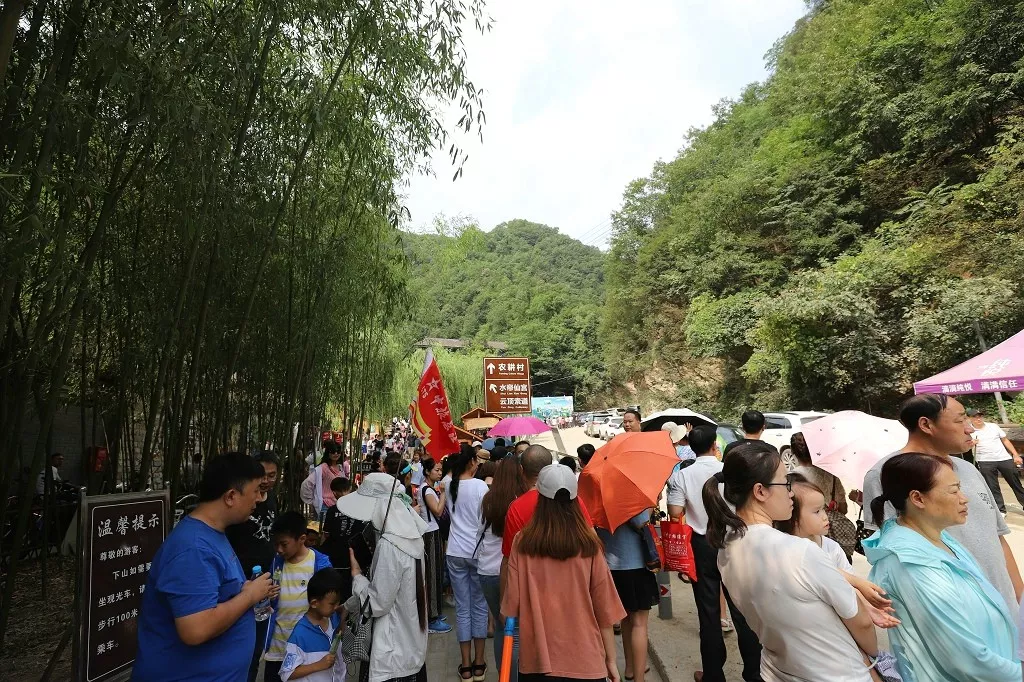 这个周末，重渡沟全力迎客流高峰真情服务暖人心