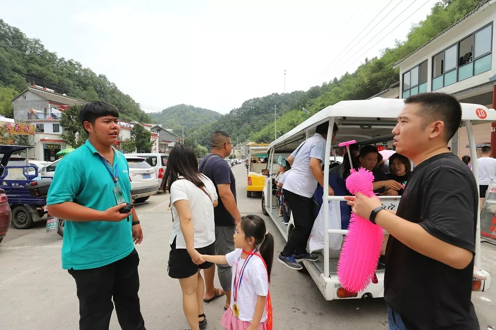 这个周末，重渡沟全力迎客流高峰真情服务暖人心