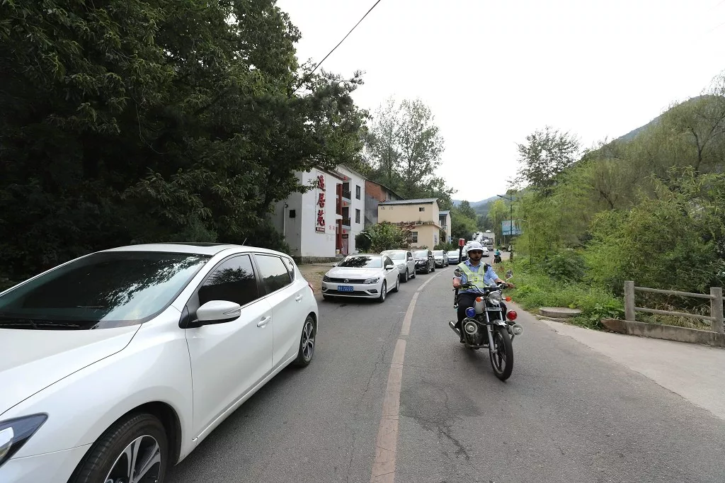 这个周末，重渡沟全力迎客流高峰真情服务暖人心