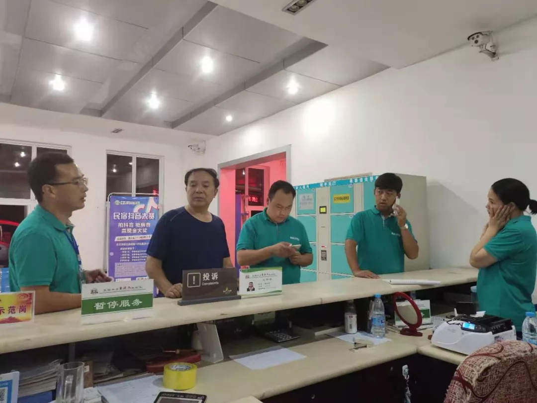 这个周末，重渡沟全力迎客流高峰真情服务暖人心