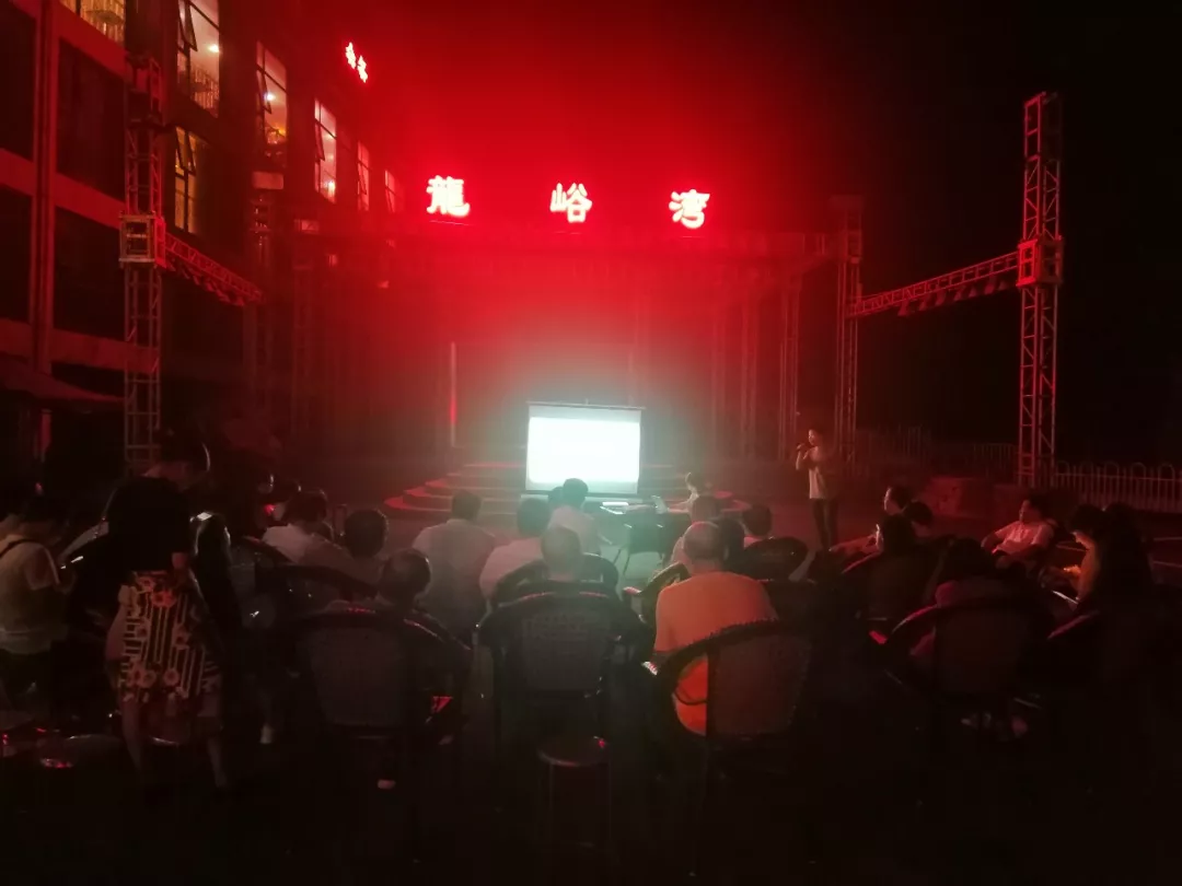 《奔流》文学院作家赴栾川龙峪湾景区举办大型采风活动。