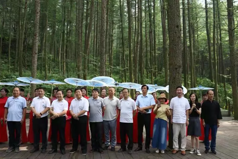 《奔流》文学院作家赴栾川龙峪湾景区举办大型采风活动。