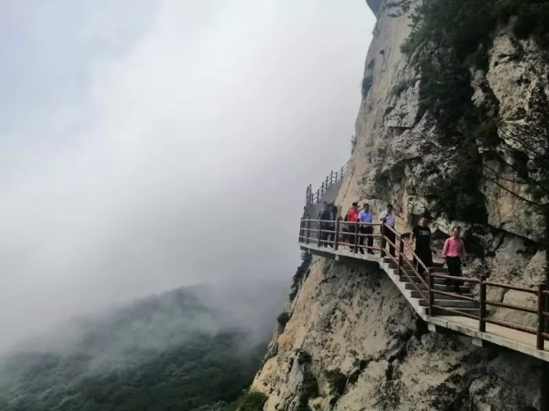 《奔流》文学院作家赴栾川龙峪湾景区举办大型采风活动。