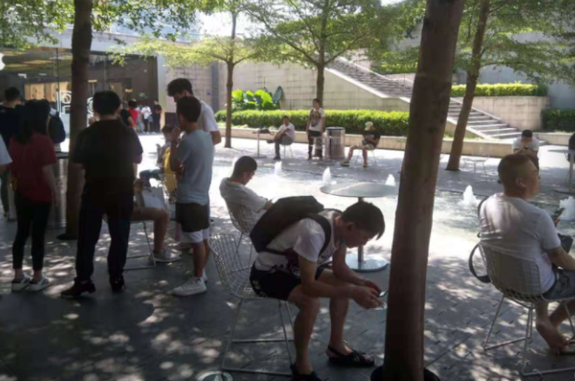 暗夜绿iPhone“炒劲“不足：商家忙脱手，换色接着炒-锋巢网