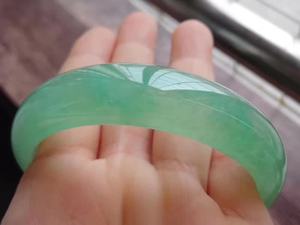 翡翠里经常说的“胶感”什么意思呢？