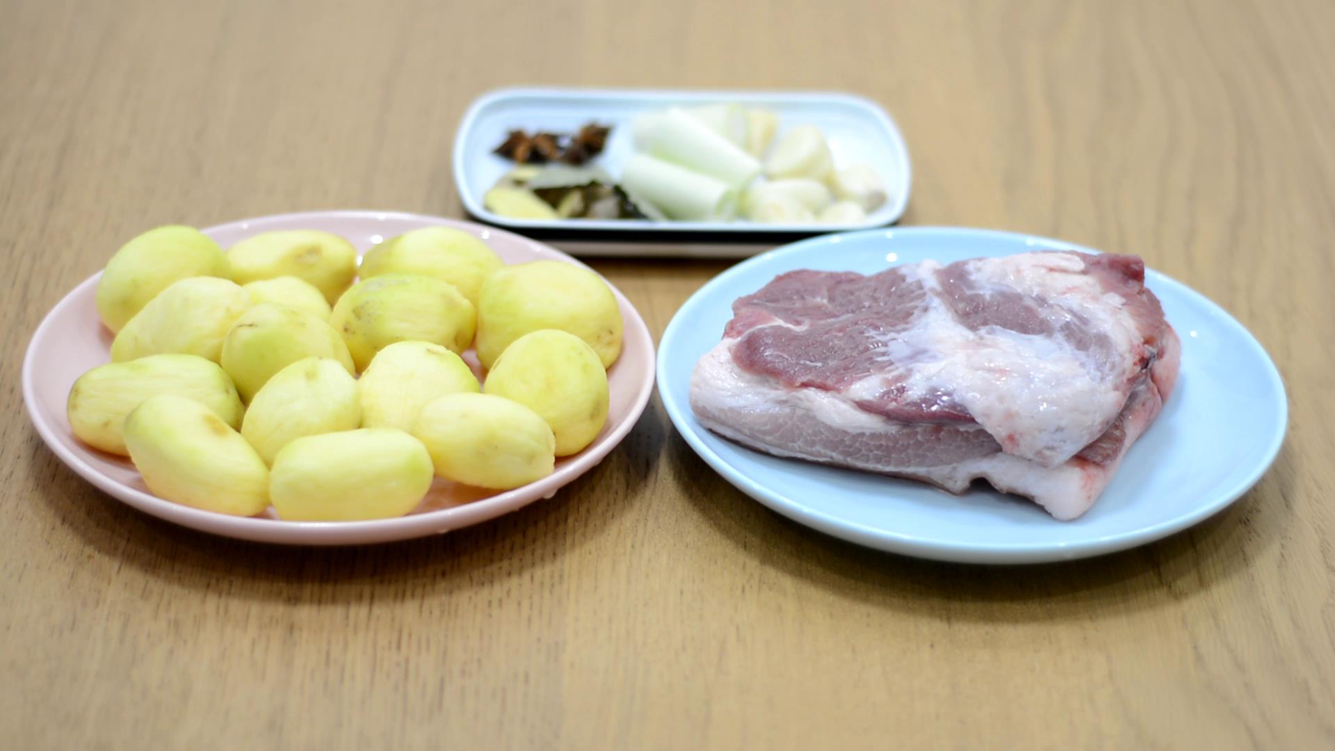 晚餐不知吃啥时，就用五花肉和这菜同炖，是菜是主食，一大锅真解馋