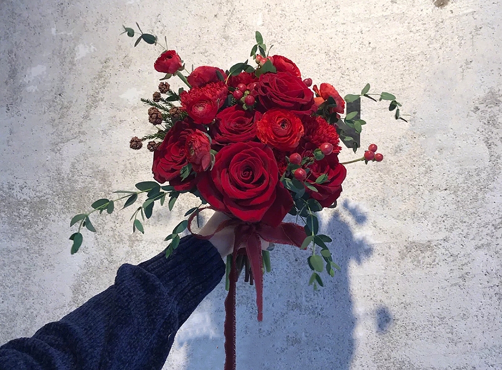 作为婚礼上新娘的重要物件之一的手捧花,  很多人会选择红色,靠谱且