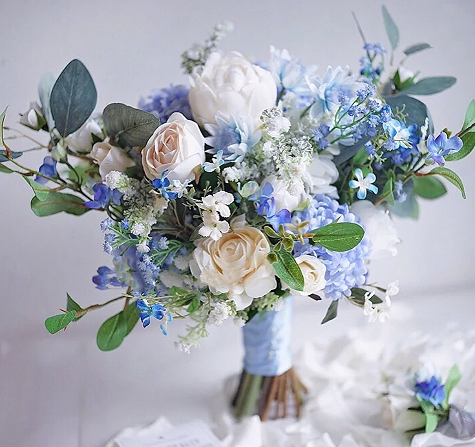 蓝色的手捧花比较适合在夏天使用,  它能够给婚礼带来一丝清凉感.