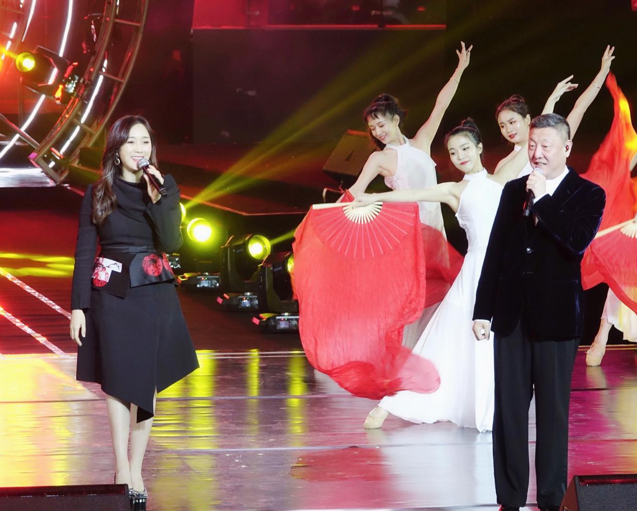 韩磊龙梅子深情演绎《不忘初心》,是中国大众音乐协会的“套路”