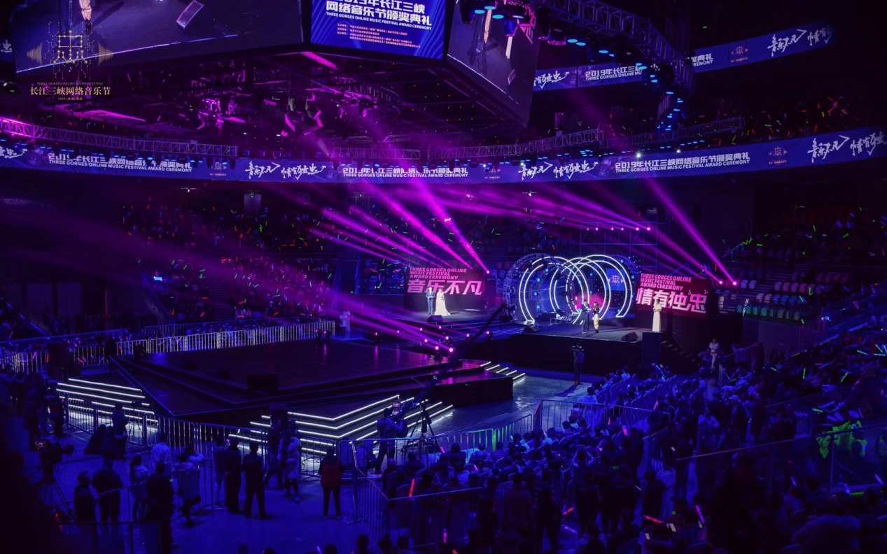 韩磊龙梅子深情演绎《不忘初心》，是中国大众音乐协会的“套路”