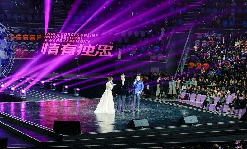韩磊龙梅子深情演绎《不忘初心》，是中国大众音乐协会的“套路”