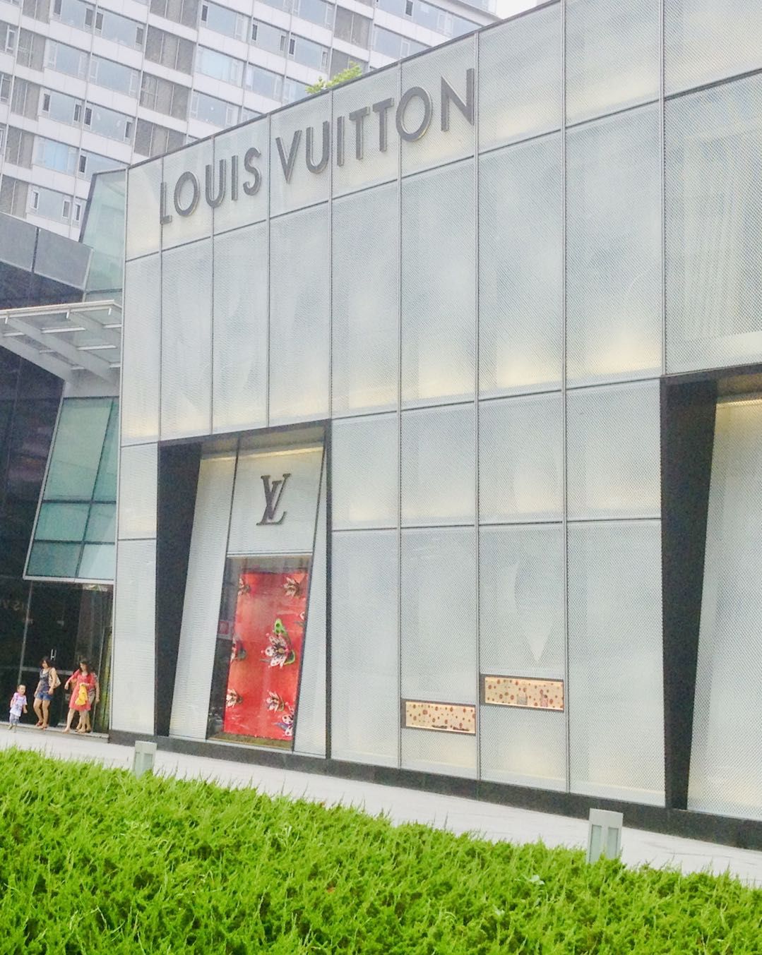 LV或关闭香港时代广场店 数字化渠道会颠覆实体店吗？