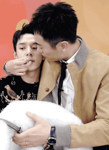 明星遇上李佳琦薇娅，直播造就“超新星”？