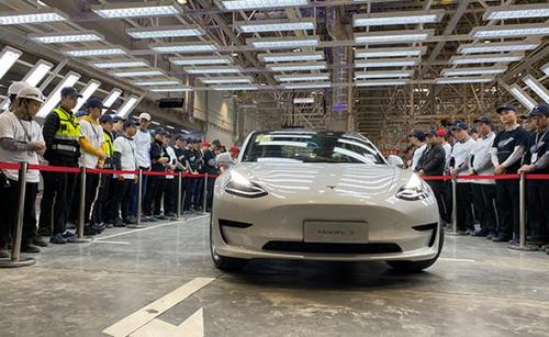 富士康回应印度建厂取消传闻；特斯拉交付新车时“点亮”Model Y-锋巢网