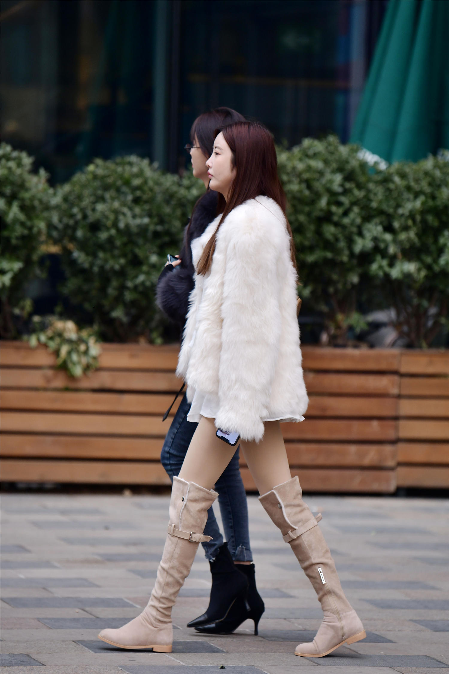 冬天的时尚姑娘穿着长靴，平底款式搭配出很精美的效果，穿出时尚