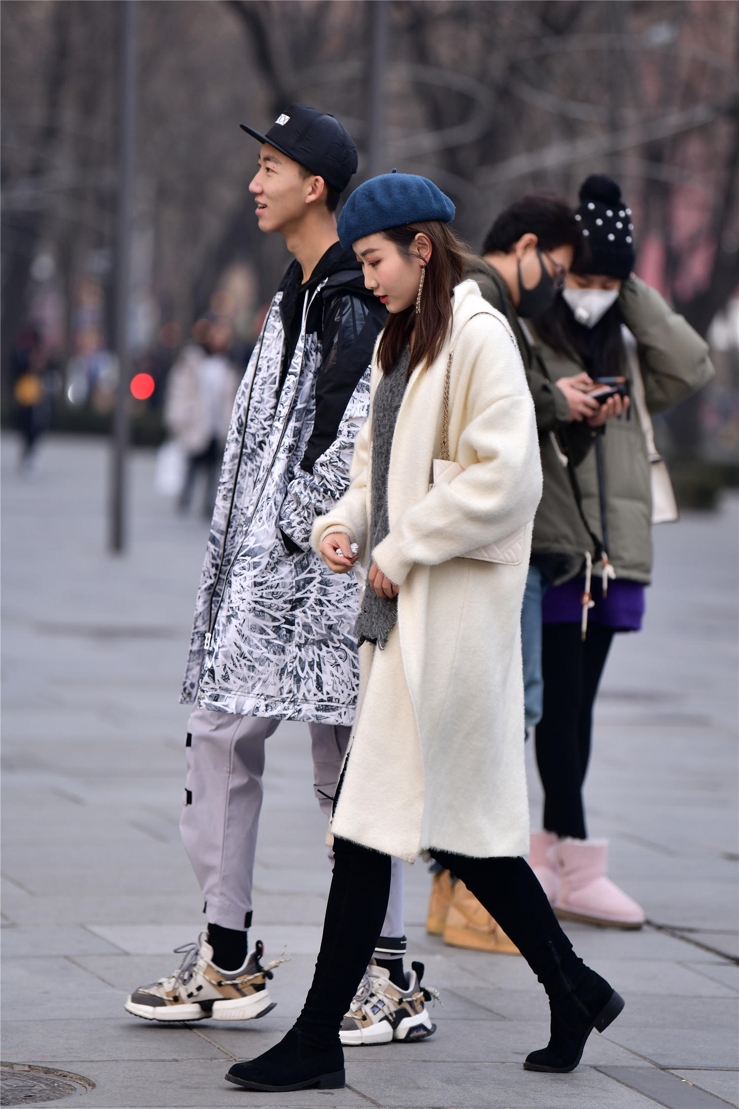 冬天的时尚姑娘穿着长靴，平底款式搭配出很精美的效果，穿出时尚