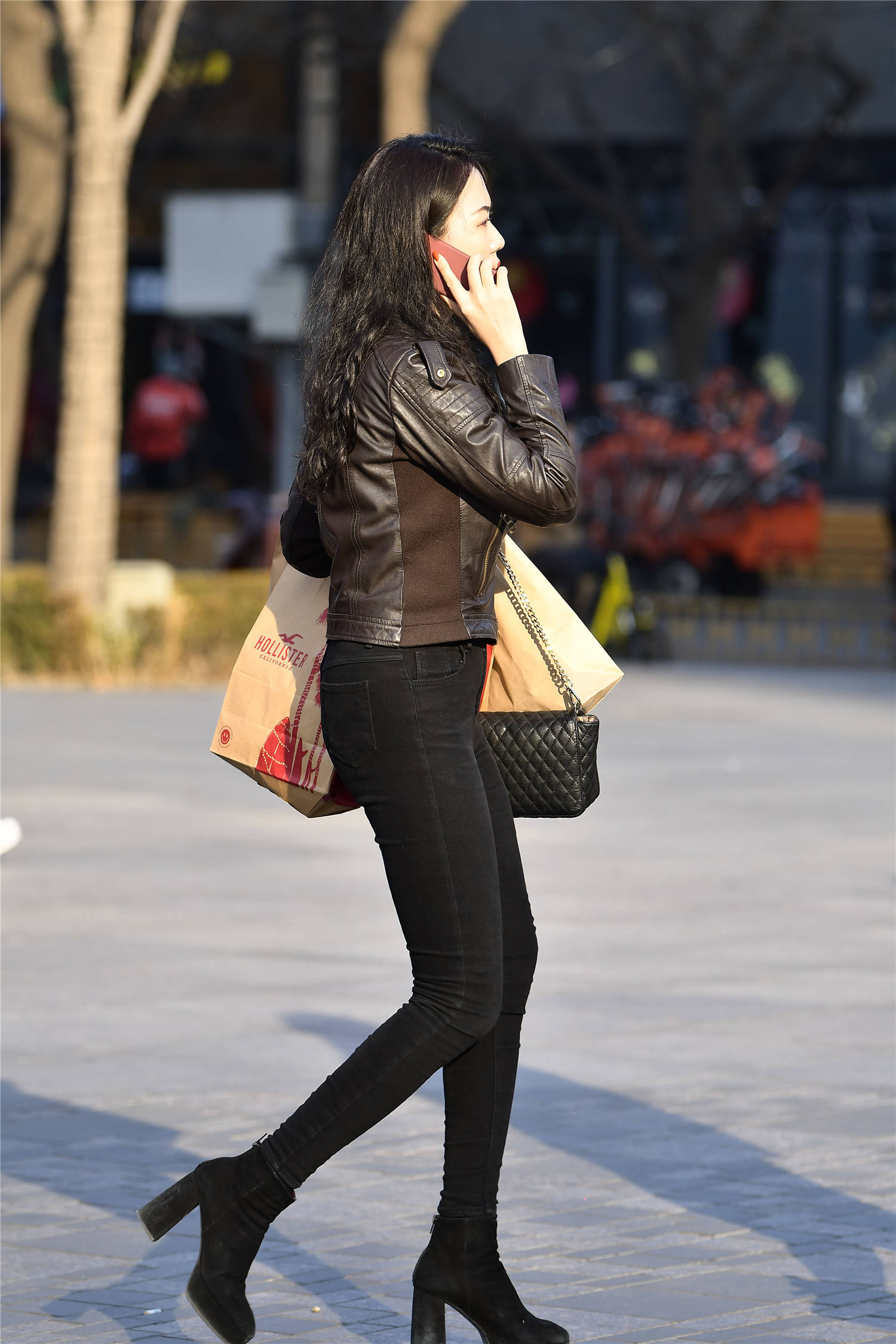 黑色紧身牛仔裤，身材微胖的姑娘穿着更有型，短款皮夹克更显气质