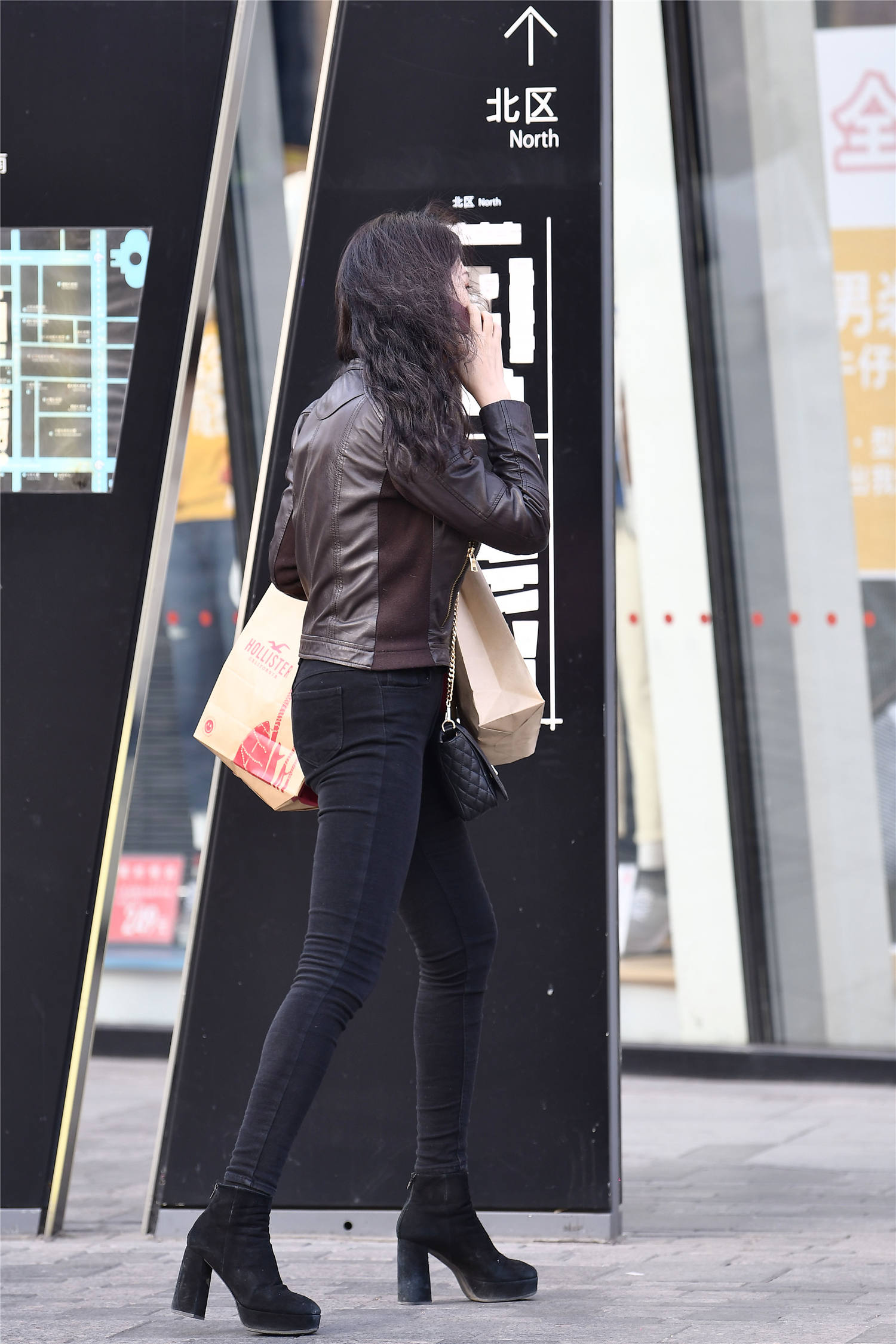 黑色紧身牛仔裤，身材微胖的姑娘穿着更有型，短款皮夹克更显气质