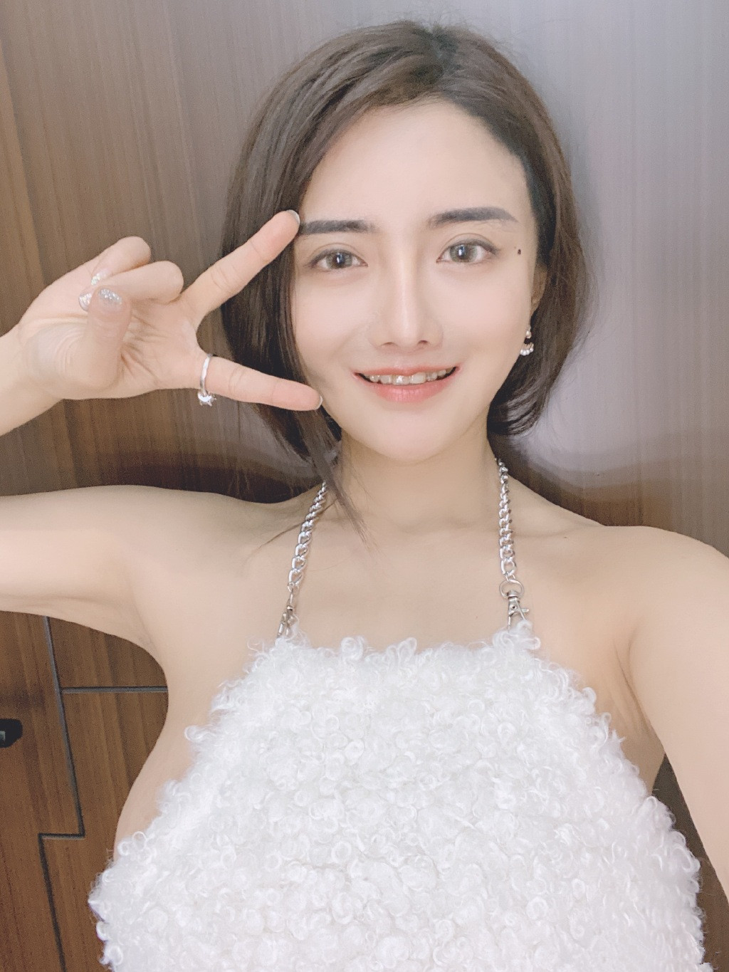 古阿扎素颜出镜，却依旧被身材抢风头，网友：你太猛，无福消受