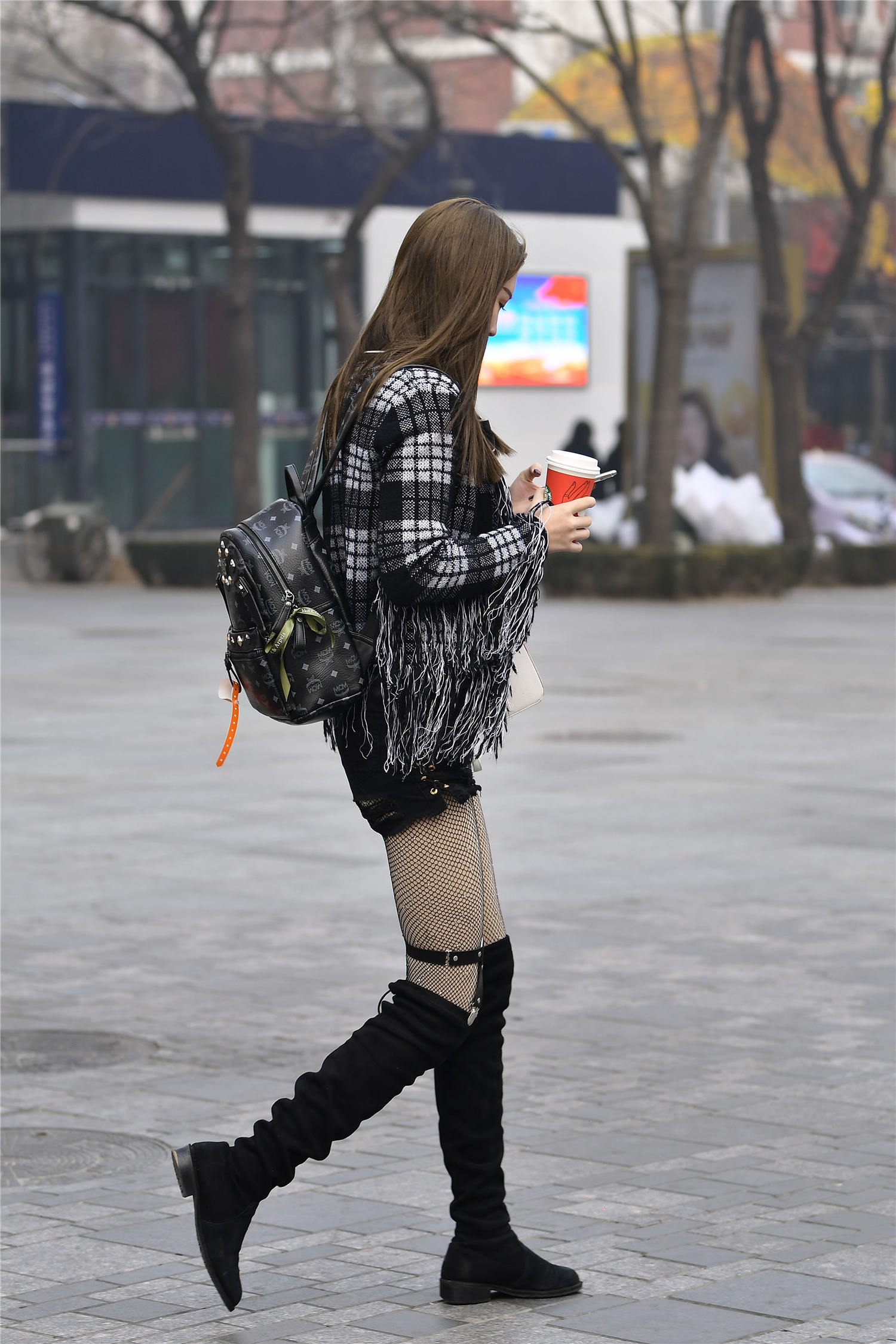 网格的“光腿神器”搭配长靴，姑娘配一个腿环，穿出时尚感觉