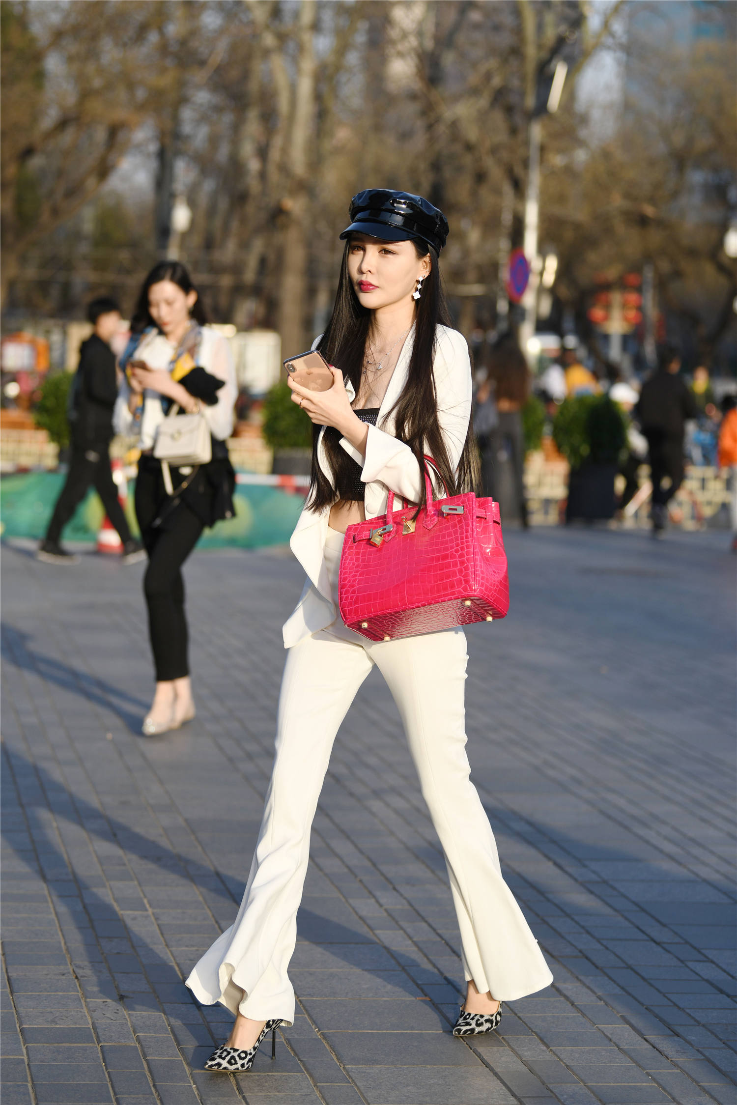 白色喇叭裤，搭配高跟鞋会更好看，也衬托出身材和展现气质
