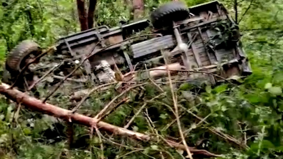 安徽太湖皮卡坠崖致12人遇难涉事茶厂老板儿子驾车载女工下山