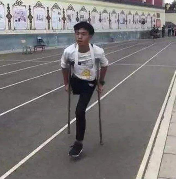 独腿少年高艳能7岁双腿截肢中考拒绝免考拄双拐跑1000米