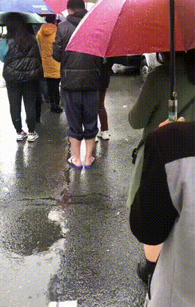GIF图片：广东人，穿羽绒服的季节还喜欢穿拖鞋！-搞笑gif-力太大