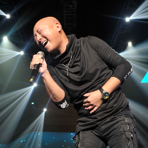 周晓鸥曝全新写真 绅士造型尽显深沉魅力